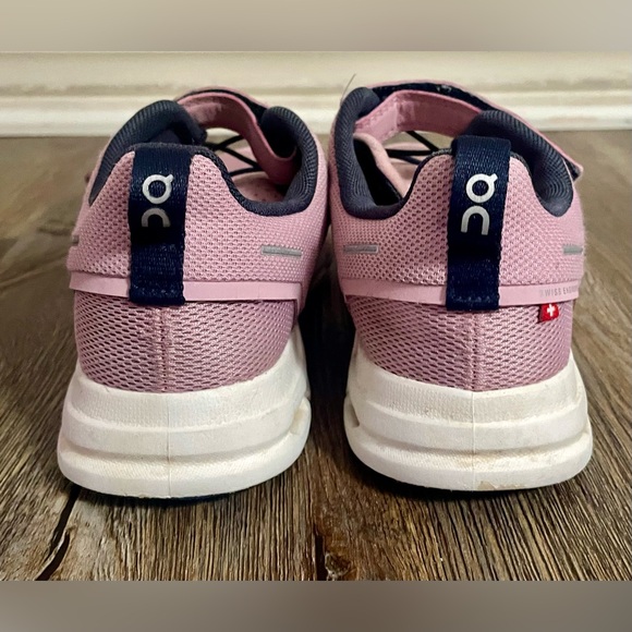 On Cloud Play Sneaker Kids Size 2.5 Pink White Navy School Running Active - Picture 5 of 10